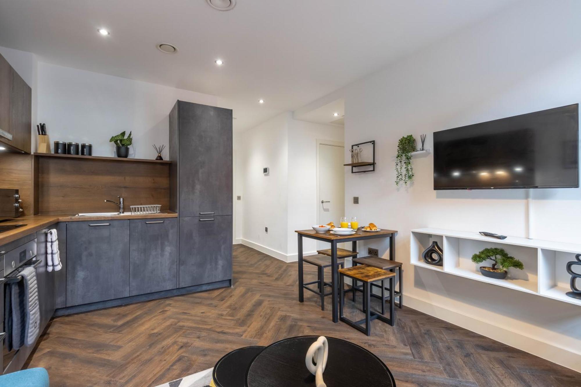 Luxury Apt, Centre, Contractors, Relocations
